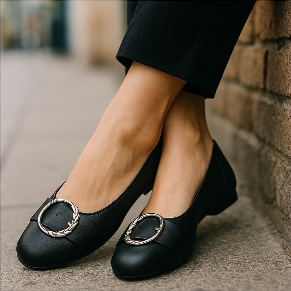 Beartraps milady black flats.. new